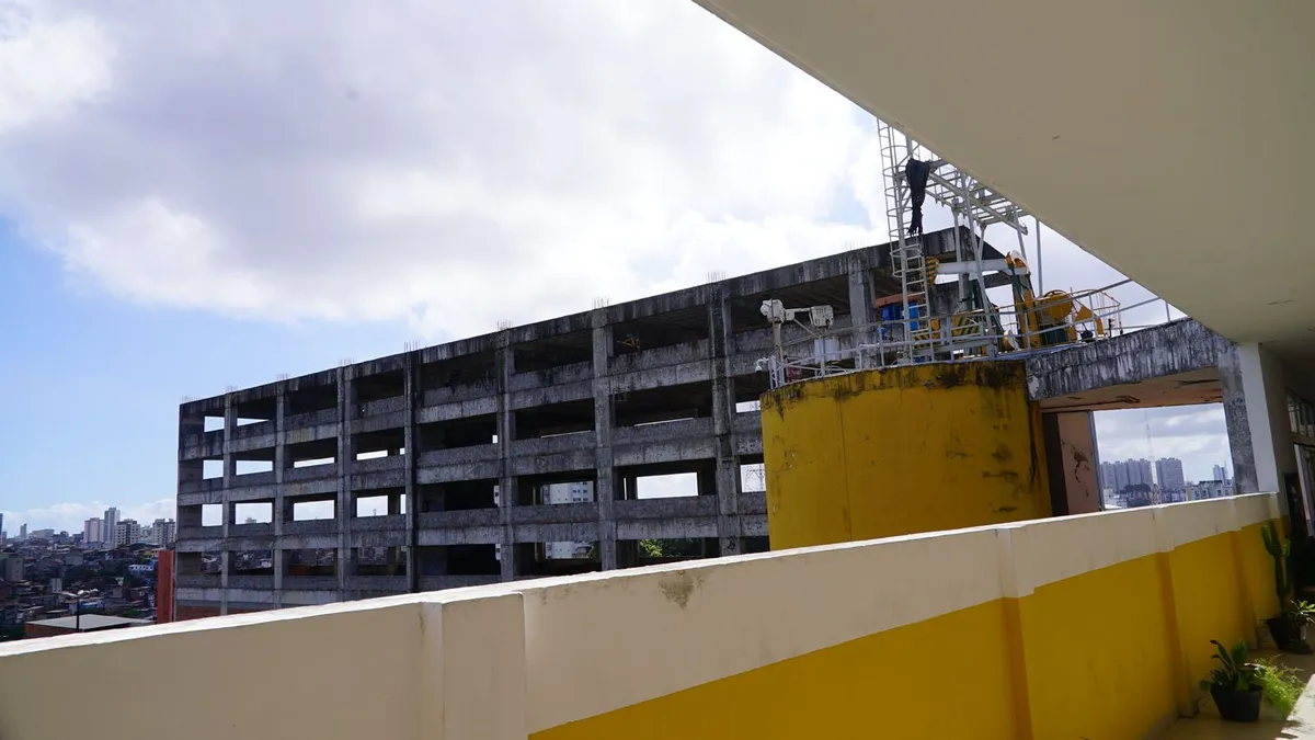 Prédio anexo à Politécnica tem obras paralisadas há 9 anos enquanto o impasse permanece.