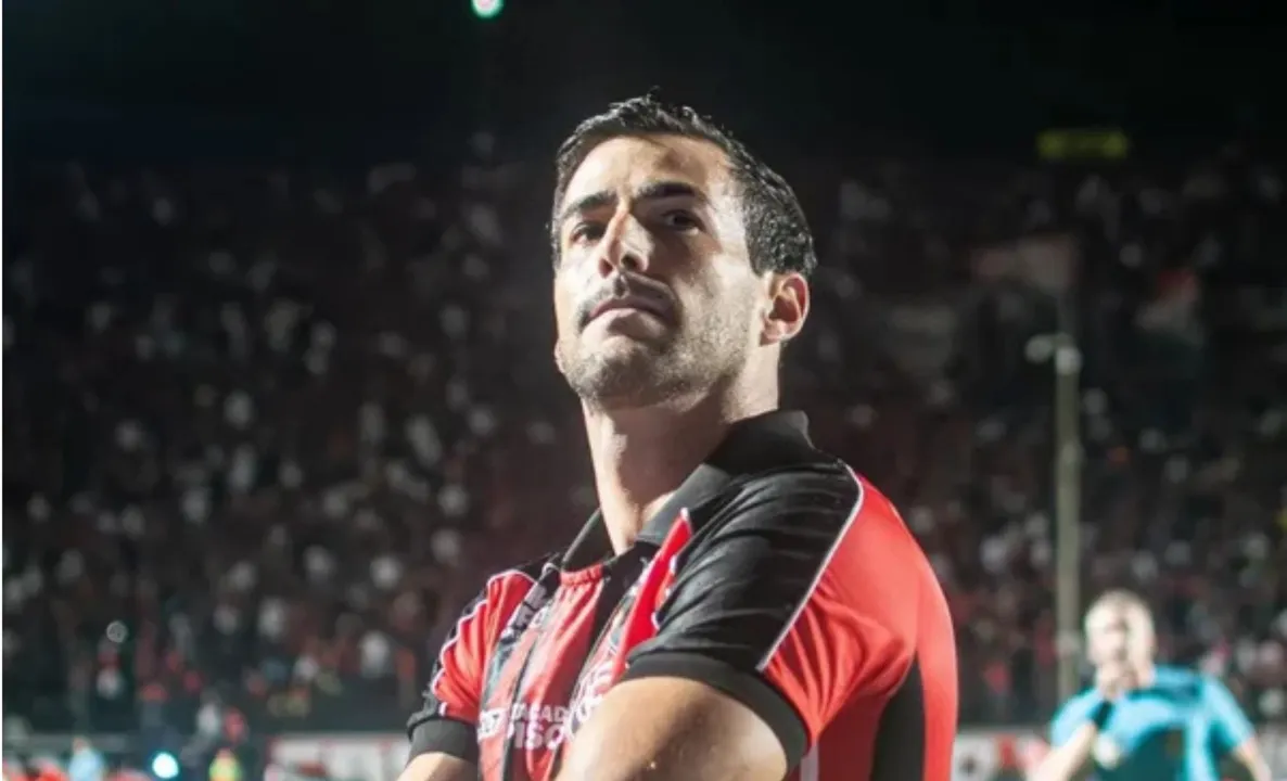 Raúl Cáceres em campo pelo Vitória