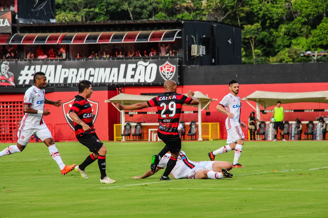 Vitória perdeu para o Flamengo por 2 a 1 em 2017, mas escapou do rebaixamento