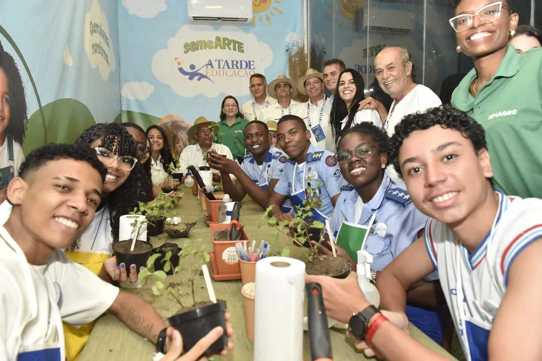 Estudantes no Espaço Semearte