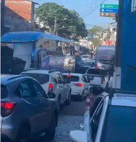 Imagem ilustrativa da imagem Ruas de Itacaré travam e motoristas enfrentam longos congestionamentos