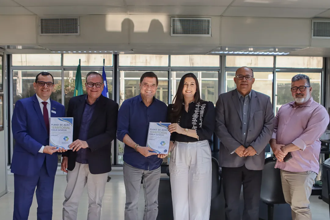 O documento foi entregue ao secretário Angelo Almeida durante reunião