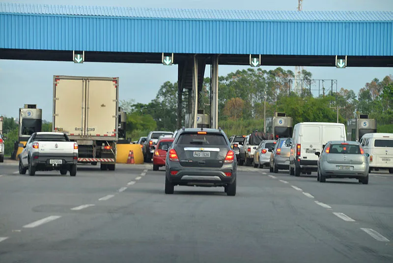 Motoristas trafegando na BR-324.