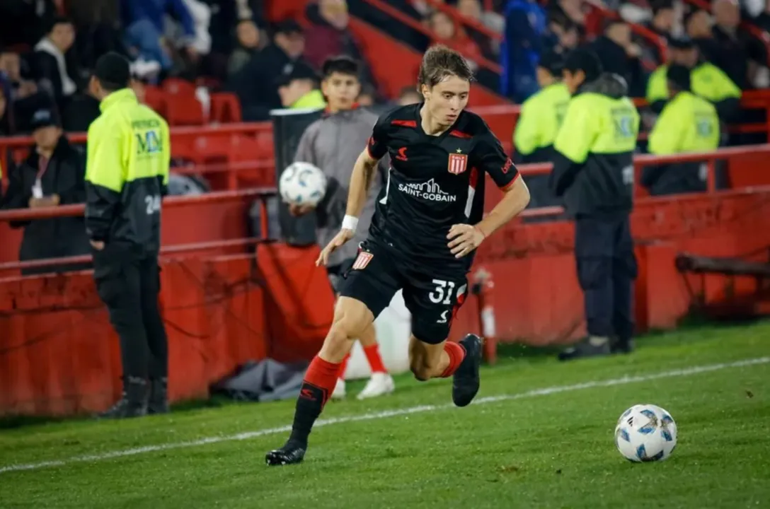 Esquadrão busca a contratação de Román Gómez para reforçar a lateral direita