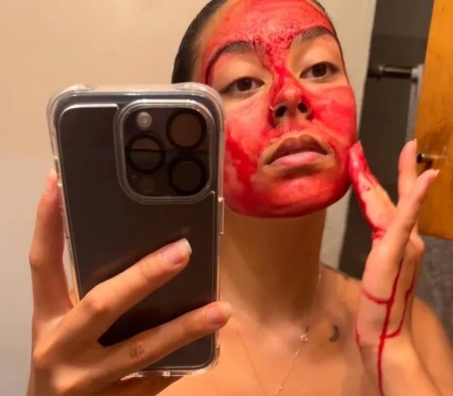Blogueiras mostram nova tendencia de skin care feita com o próprio sangue menstrual