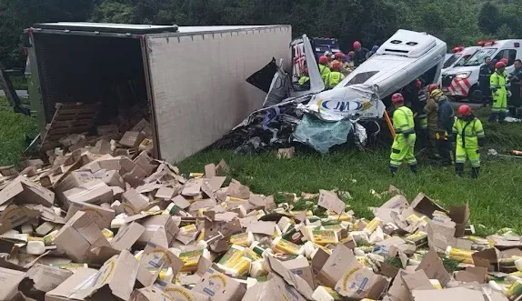 Caminhão teria descido ladeira após assaltantes soltar o freio de mão