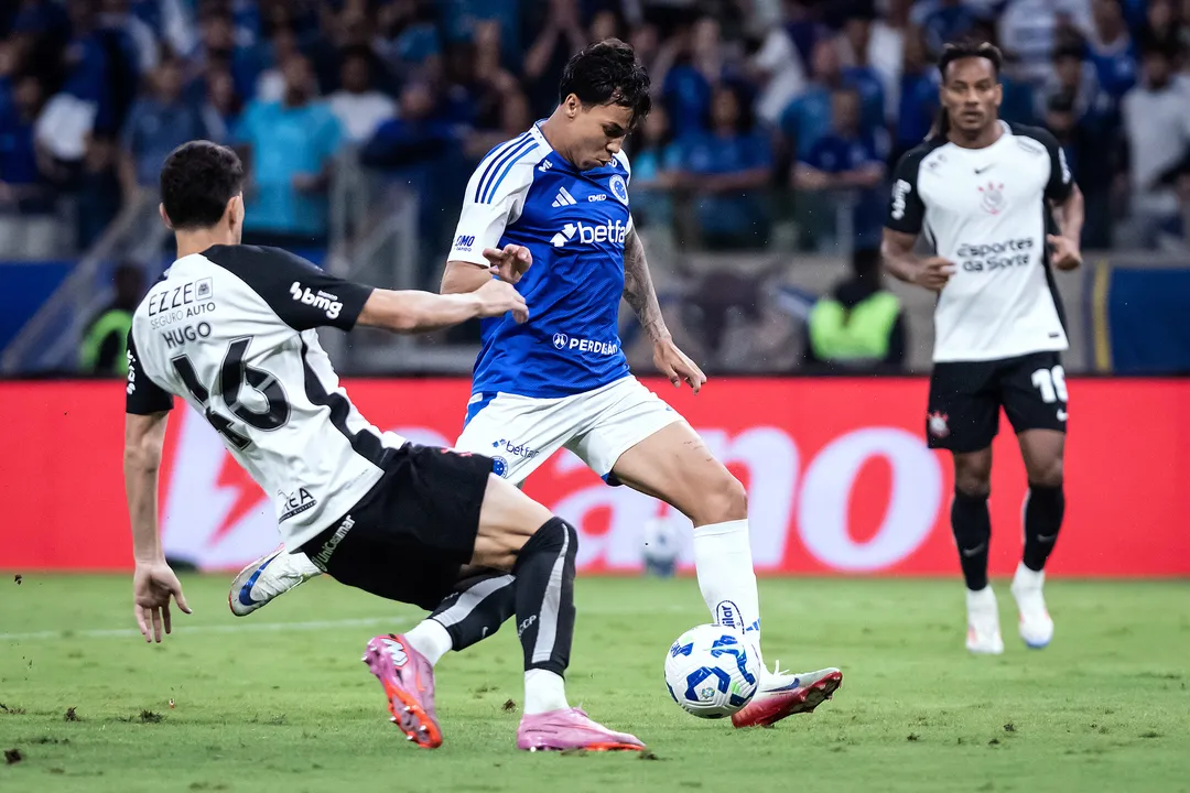 Times abrem a semifinal da Copa do Brasil no Mineirão; duelo de volta será domingo, e vencedor disputa o título contra Vasco ou Fluminense.