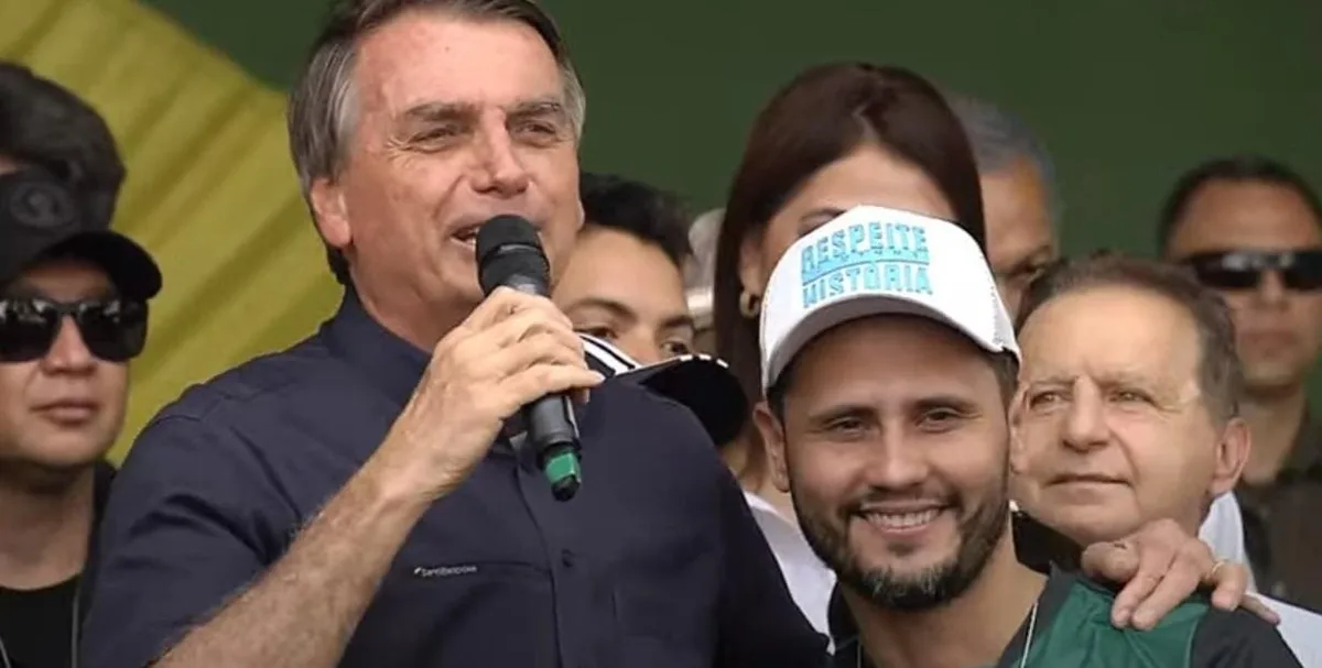 Senador Cleitinho Azevedo ao lado de Bolsonaro