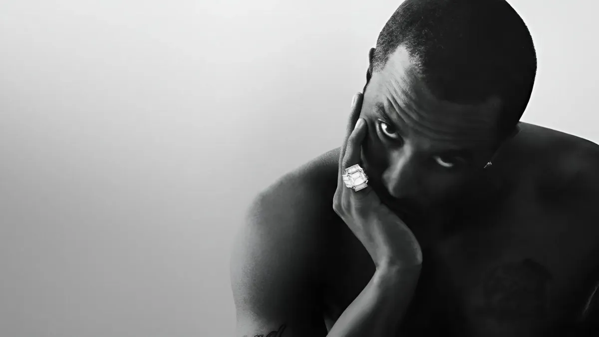 O interesse pela obra se intensificou à medida que a série reacendeu debates sobre episódios sensíveis