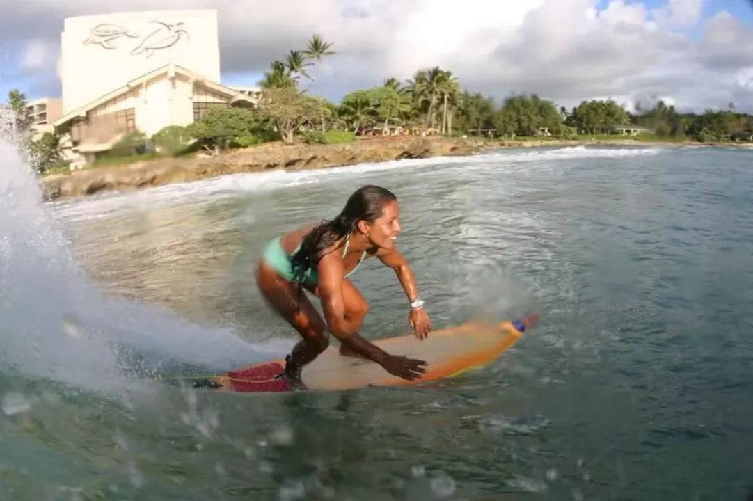 Marjorie Mariano, surfista que sobreviveu a tubarão, morre aos 62