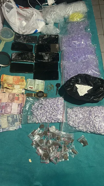 Foram apreendidos cerca de dois mil pinos de cocaína