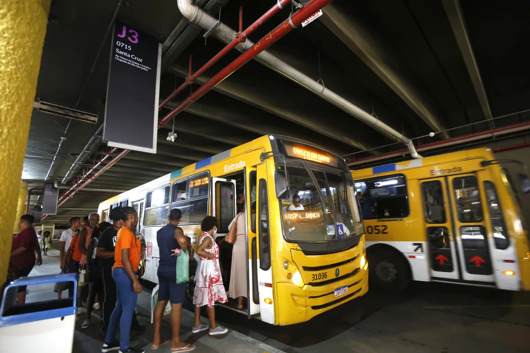 SALVADOR Linhas da Lapa serão realocadas a partir de hoje Na foto: Movimentação de ônibus e passageiros nas novas plataformas. Foto: Olga Leiria / Ag. A TARDE Data: 16/02/2024