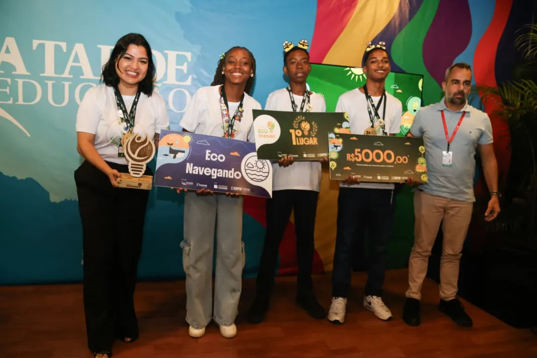 Equipe 'WALL-E Guardião da Praia' ao lado do analista de gestão ambiental da CODEBA, Pedro Cortes