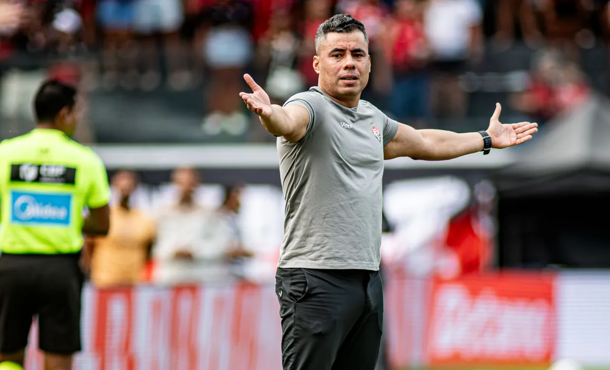 Jair Ventura a beira do campo no Barradão