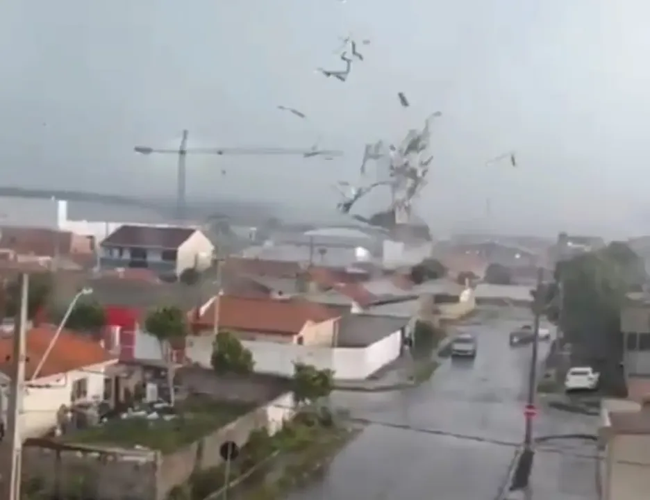 Imagem ilustrativa da imagem Tornado causa destruição e pânico em cidade brasileira