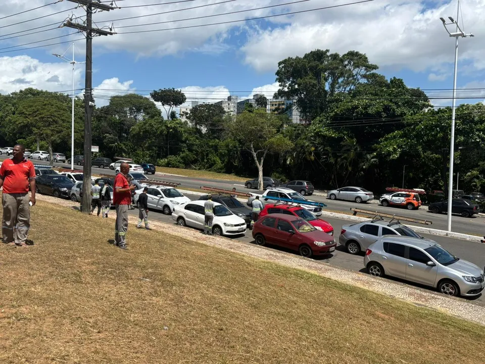 Imagem ilustrativa da imagem Triplo homicídio no Subúrbio: trabalhadores de telecomunicações protestam em Salvador
