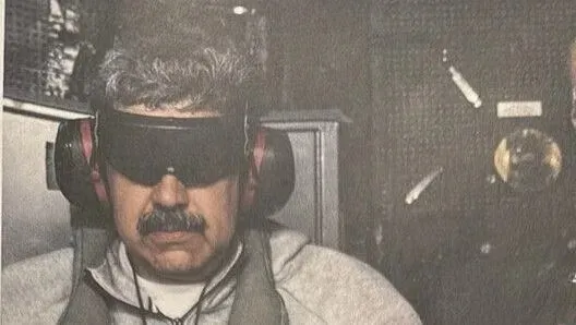 Imagem ilustrativa da imagem Trump divulga foto de Maduro dentro de navio de guerra após captura