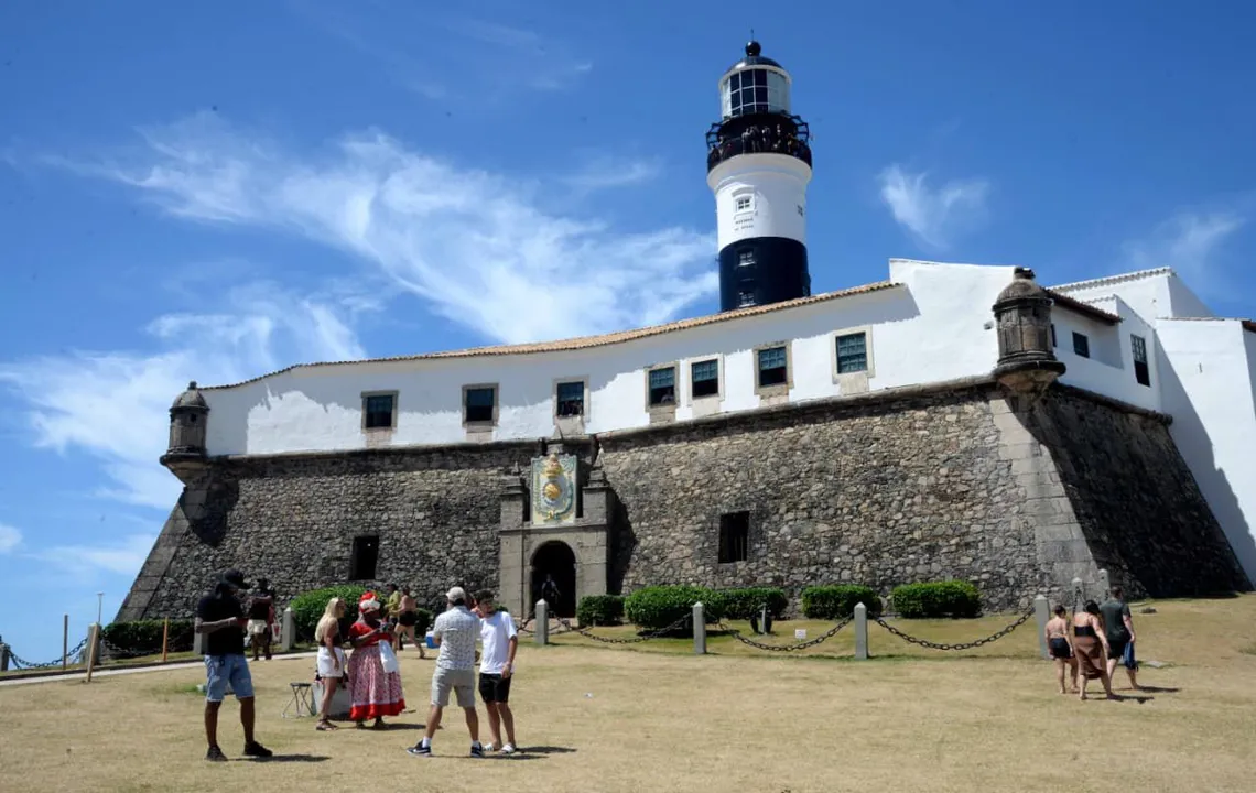 Turistas aproveitam o dia de sol para visitar pontos turísticos