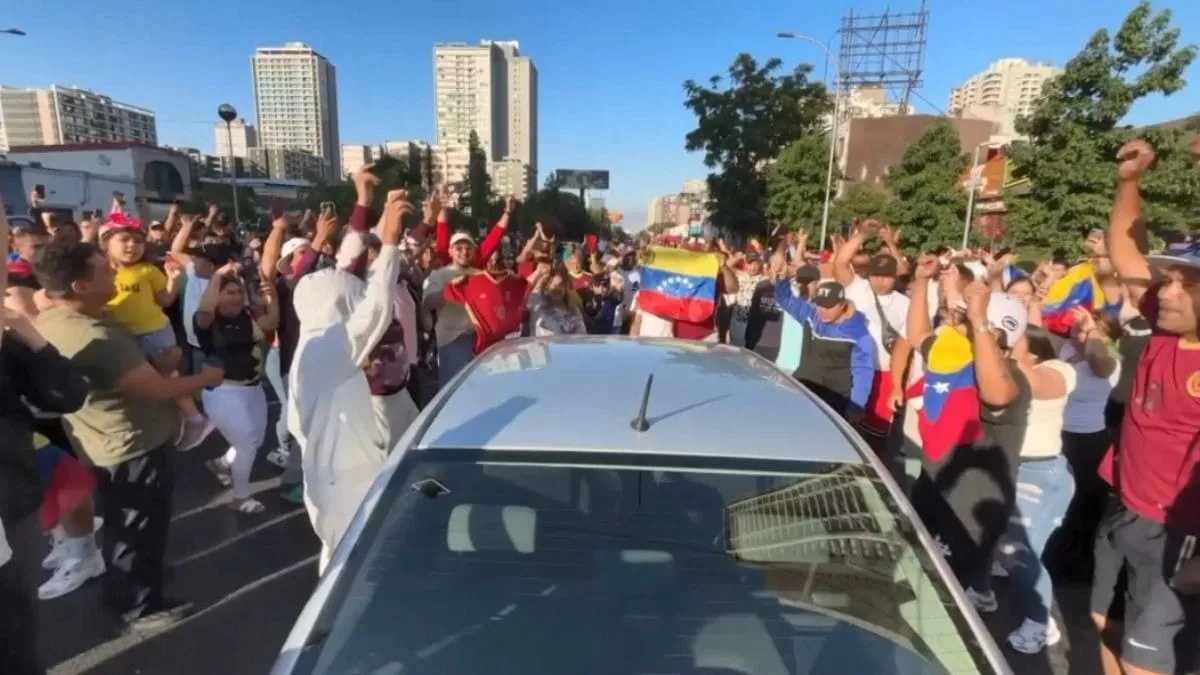 Imagem ilustrativa da imagem Venezuelanos vão às ruas celebrar captura de Nicolás Maduro