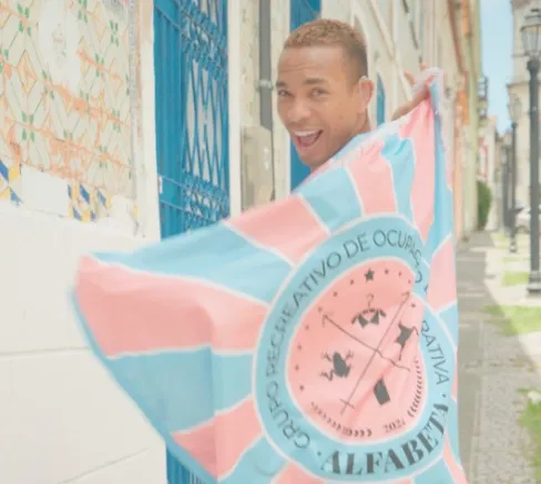 Ator e modelo surdo Maurício Rosário, criador do sinal oficial do Alfabeta em Libras