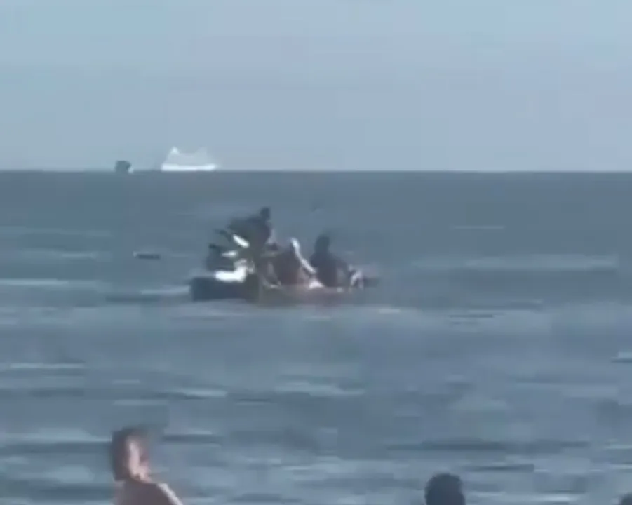 Criminosos abordaram as vítimas a cerca de 100 metros da Praia