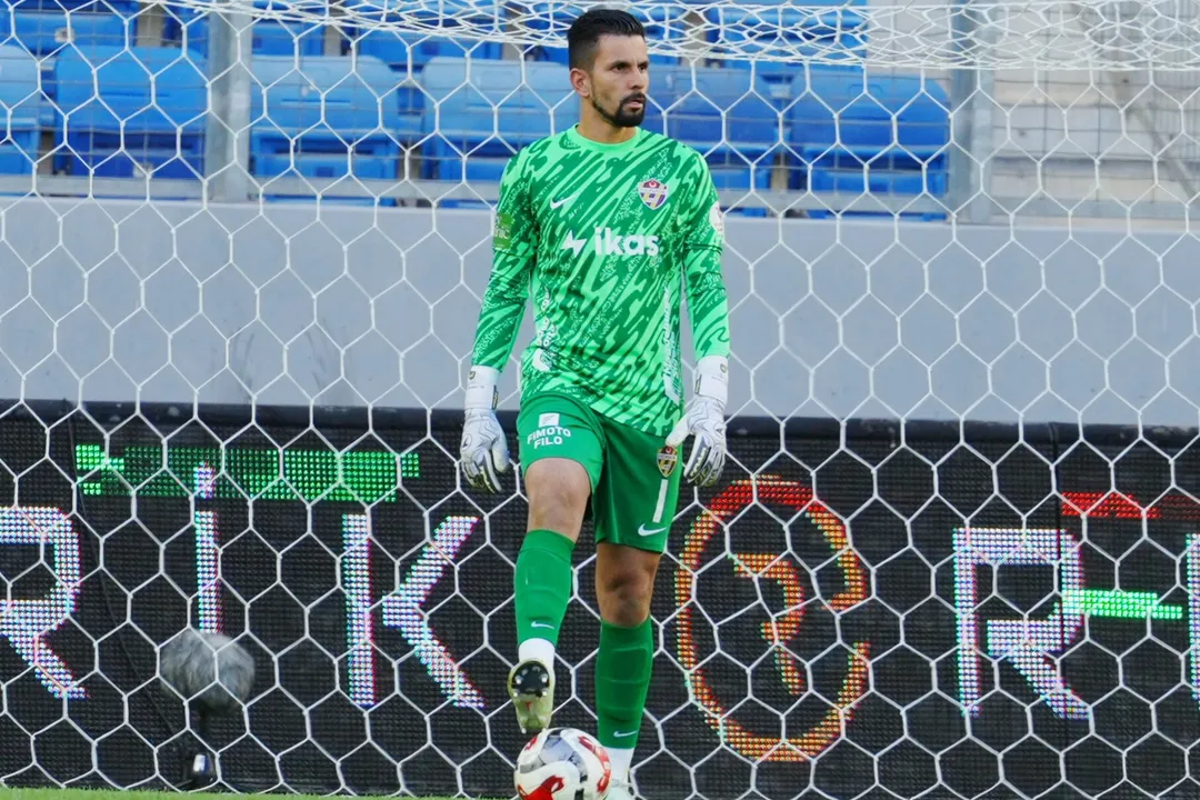 Marcos Felipe sofre gol bizarro em confusão na Turquia