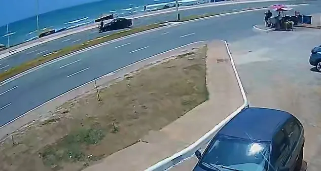 Imagem ilustrativa da imagem Vídeo: salva-vidas é atingida por carro enquanto pilotava moto na orla