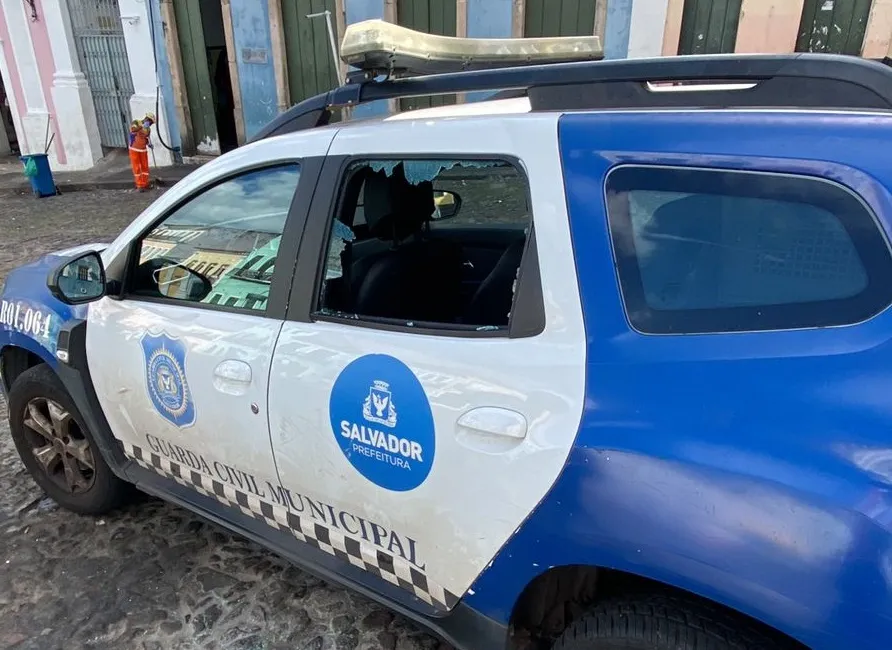 Imagem ilustrativa da imagem Vídeo: viatura da Guarda Municipal é apedrejada no Pelourinho