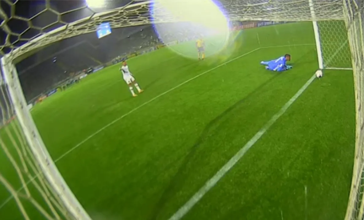 Imagem ilustrativa da imagem Vitória assusta Palmeiras na Copinha, mas é eliminado em jogo polêmico