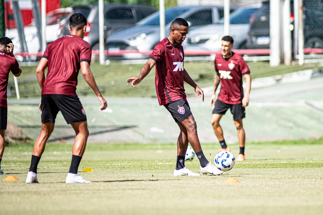 Time do Vitória em treino no Barradão