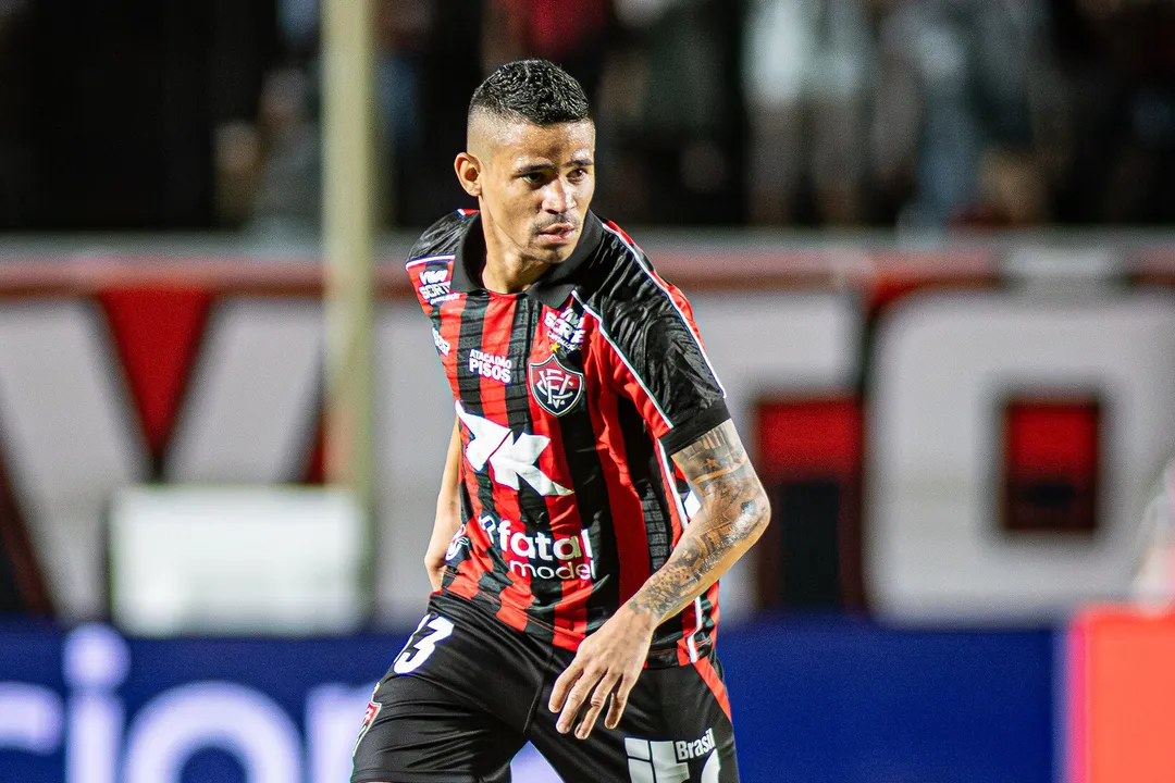 Vitória iguala proposta do Coritiba e trava negociação por Erick