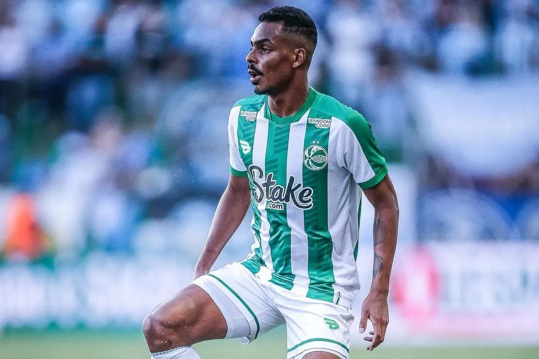 Caíque, volante que defendeu o Juventude no Brasileirão 2025