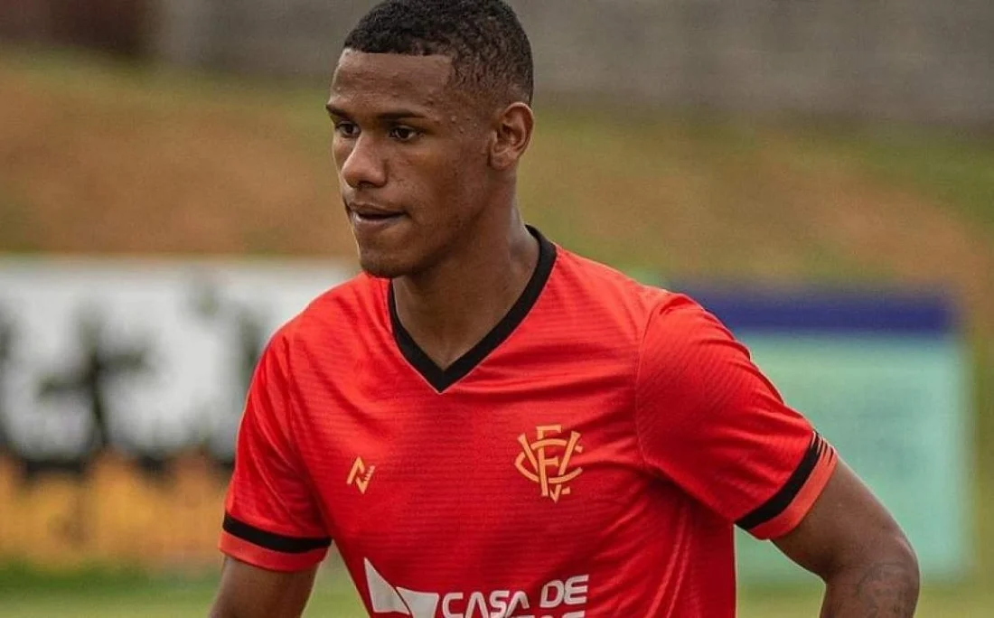 João Pedro, volante negociado pelo Vitória