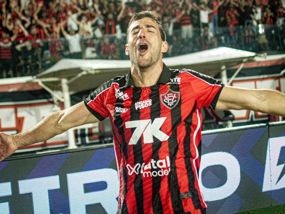 Imagem ilustrativa da imagem Vitoria oficializa saída de Raúl Cáceres: "Um dos nossos"