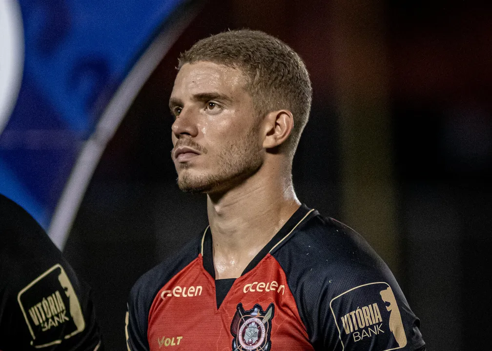 Léo Naldi com a camisa do Vitória em 2024