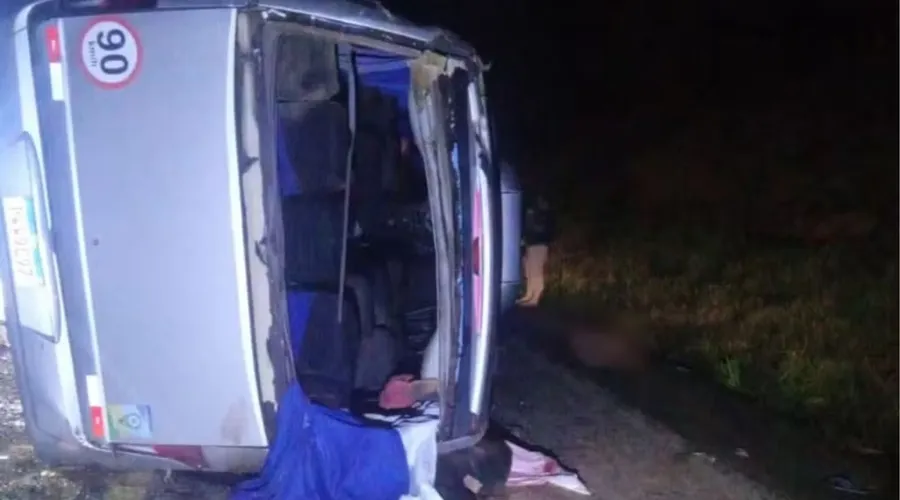 Imagem ilustrativa da imagem Acidente com ônibus de saúde da prefeitura deixa 2 mortos e 17 feridos