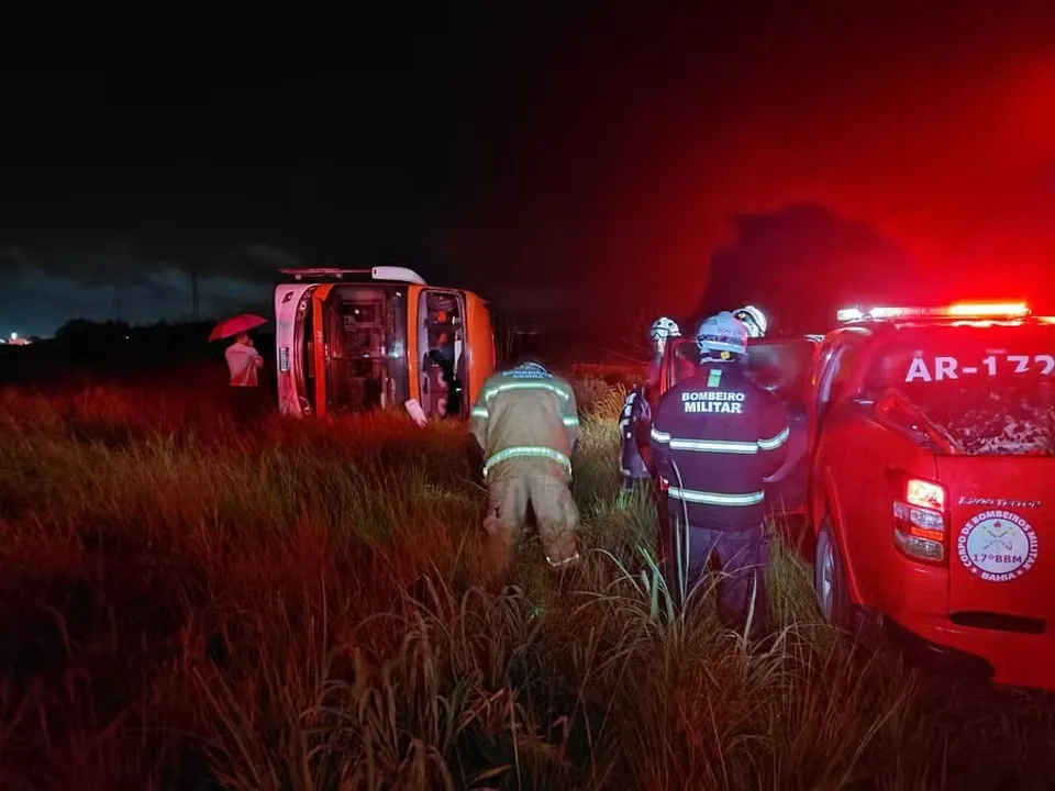 Imagem ilustrativa da imagem Acidente com ônibus de viagem deixa 12 feridos na Bahia