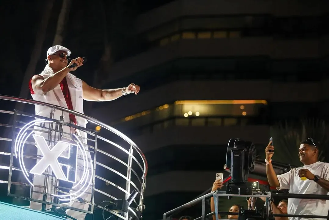 Parte da plataforma cedeu no meio da avenida