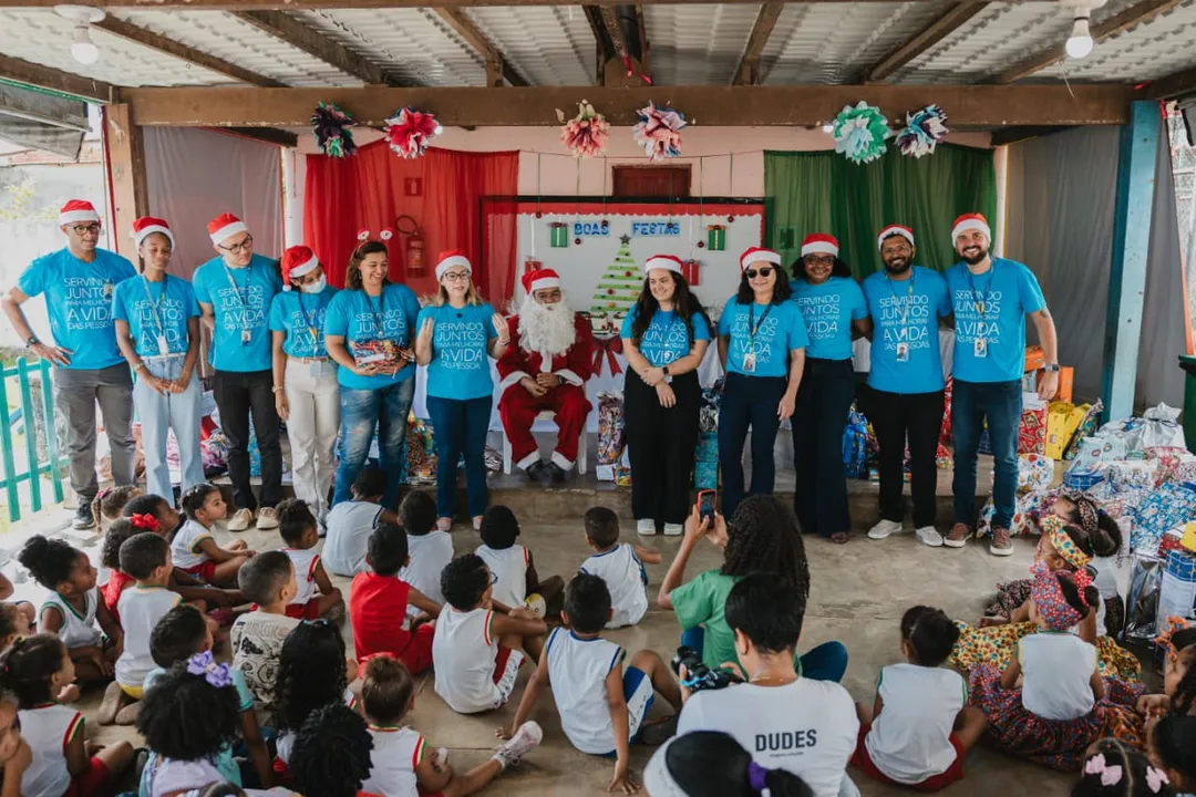 Voluntários da Braskem na entrega de presente da Ação de Natal em dezembro de 2025