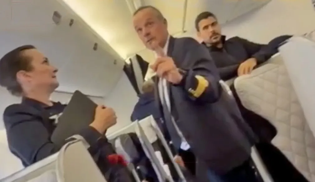 Compania declarou que passageiros adotaram comportamento "extremamente exaltado" e "inadequado"