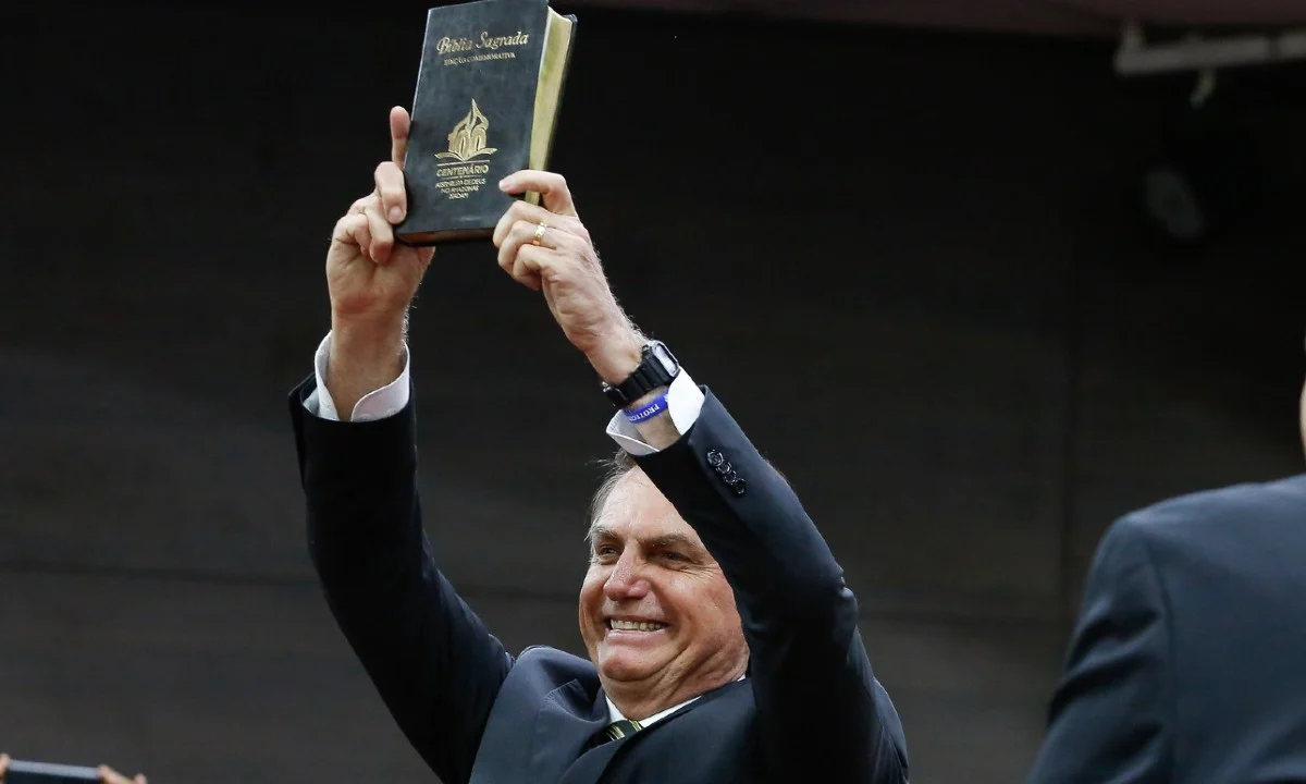 O ex-presidente Jair Bolsonaro exibe uma bíblia