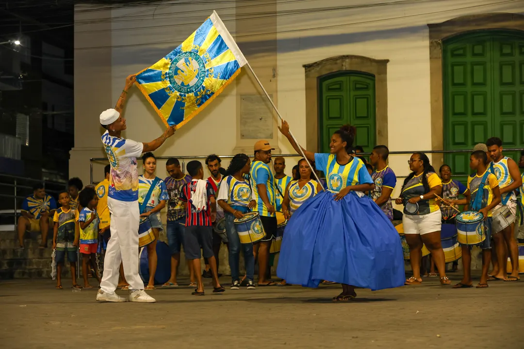 Ensaio da escola de samba Unidos de Itapuã, dia 22 de janeiro, em frente a Paróquia Nossa Senhora da Conceição de Itapuã