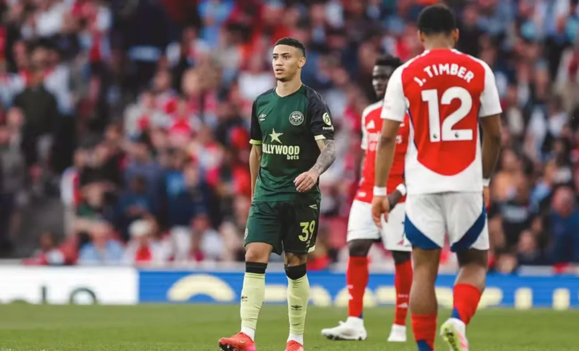 Gustavo Nunes em campo pelo Brentford