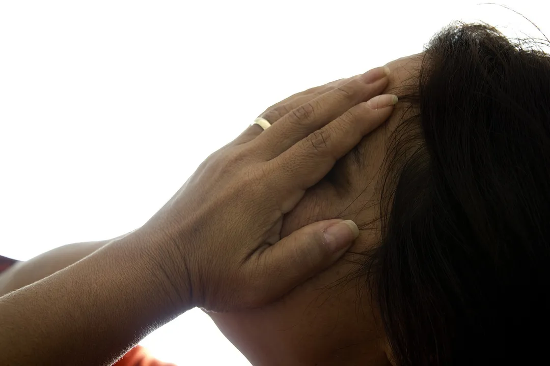 Dor de cabeça intensa é um dos sintomas comuns do AVC: conhecimento e agilidade no atendimento são determinantes para salvar vidas