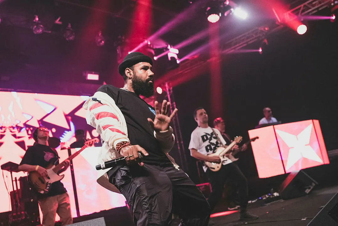 Banda foi alvo de críticas e acusada de contradição