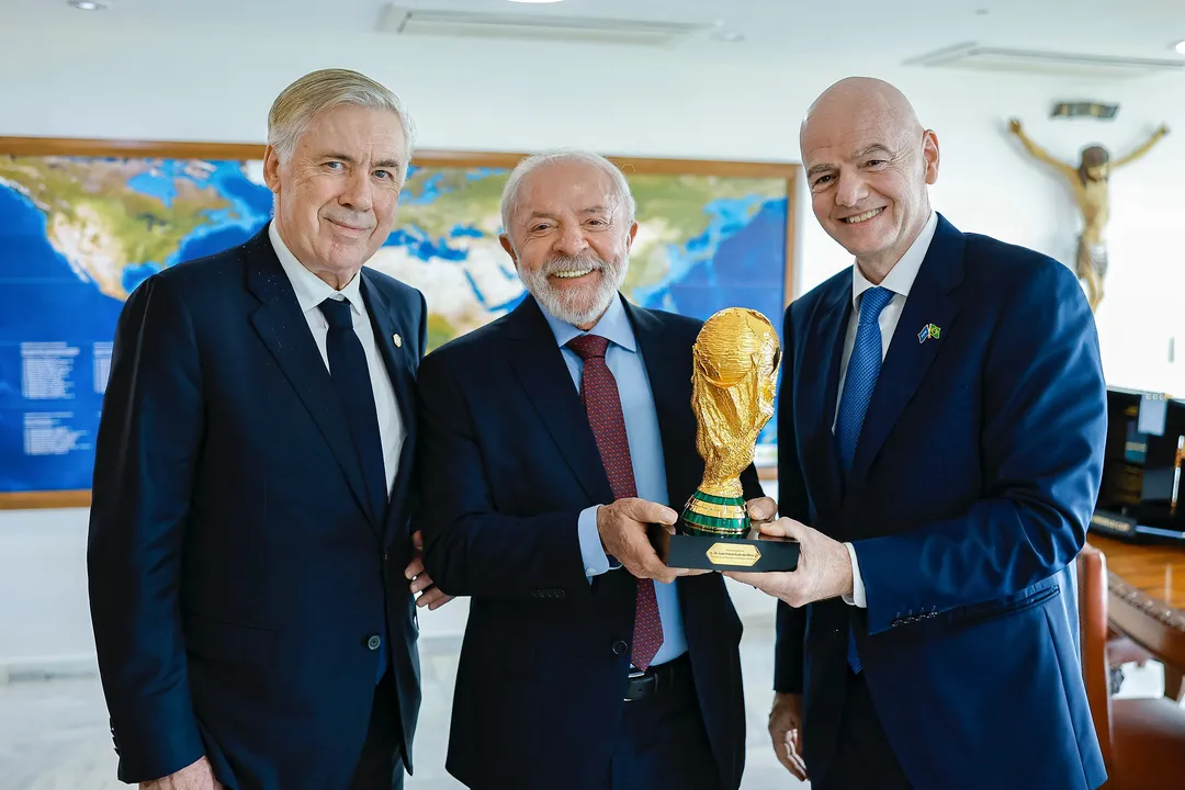 Ancelotti, Lula e Infantino tiveram encontro nesta segunda-feira, 26, no Palácio do Planalto.