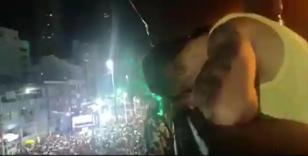 Zeca passando mal no carnaval