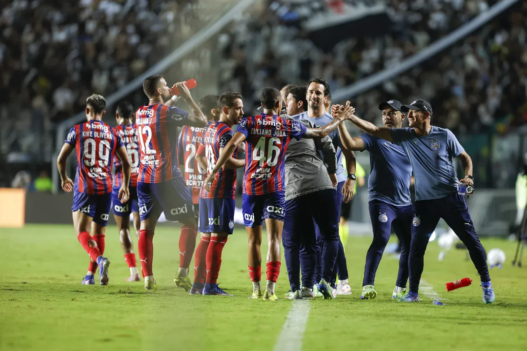 Jogadores do Bahia comemorando gol sobre o Vaco