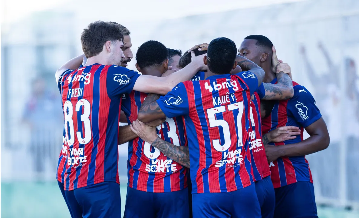 Jogadores do Bahia comemorando gol