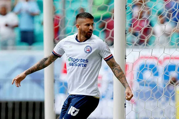 Everaldo em campo pelo Bahia